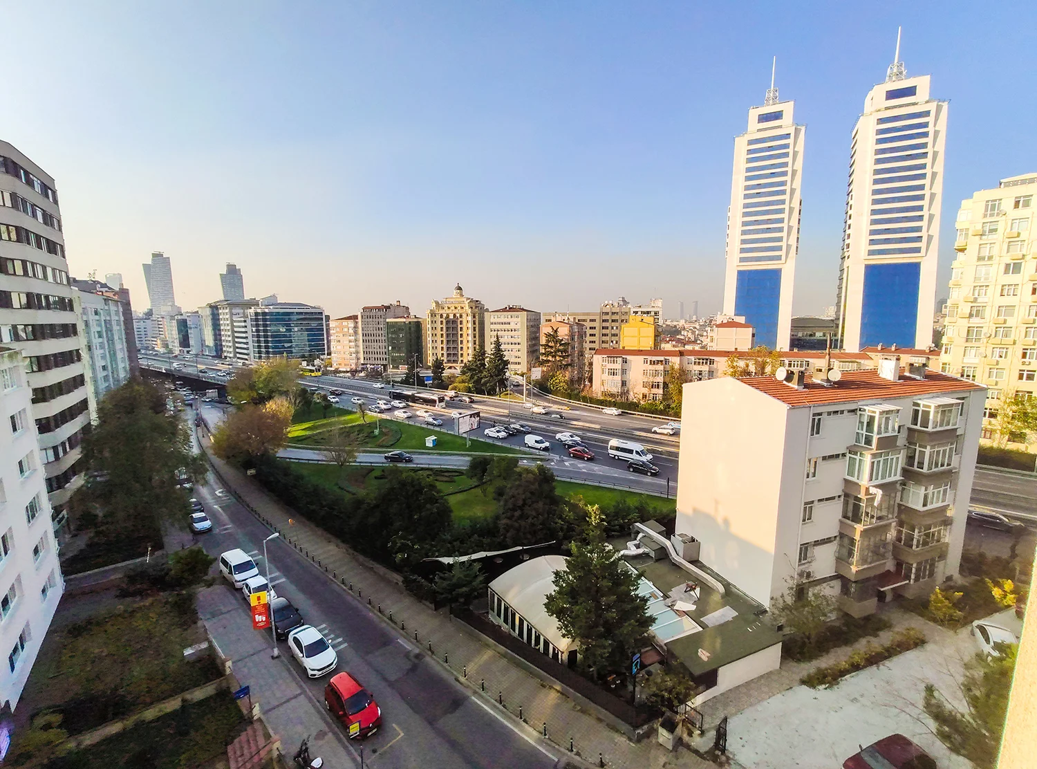 Luven Office toplantı salonu — sanal ofis paketinde aylık 3 saat ücretsiz